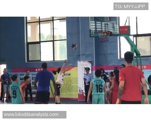 姚明打黑板传递教育理念引发热议篮球巨星的另一面展现智慧与责任